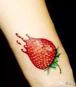 网红手上纹身吃瓜,揭秘纹身背后的故事与争议