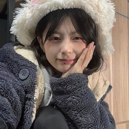 个性网少女吃瓜图片,揭秘网络红人的幕后故事