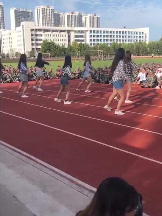 军训跳舞吃瓜网盘,跳舞吃瓜，网盘记录青春瞬间