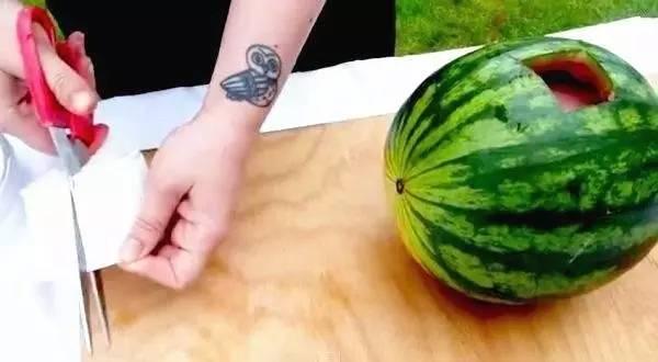 网红在外面买东西吃瓜,揭秘热门小吃背后的“吃瓜”故事