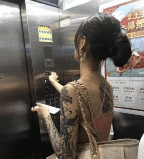 纹身男网红吃瓜视频